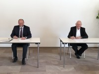 Bürgermeister Brucker aus Schwanau und badenova-Vorstand Nikolay bei der Vertragsunterzeichnung